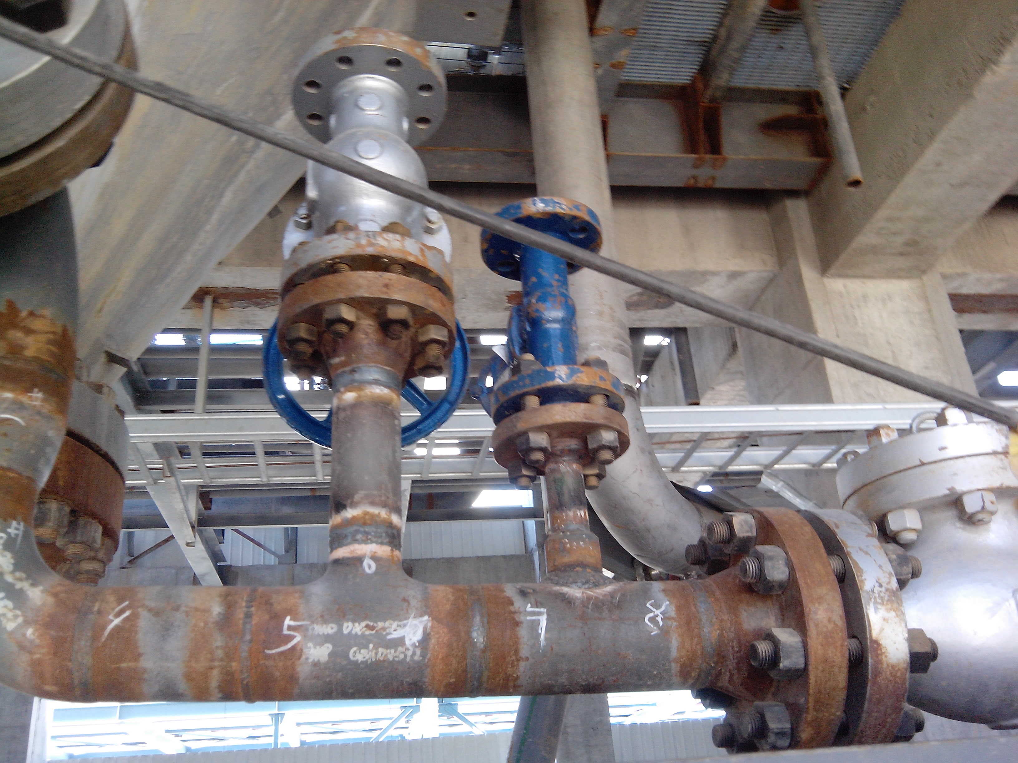 同一个压力测量,压力表根部阀大小为什么差距这么大?