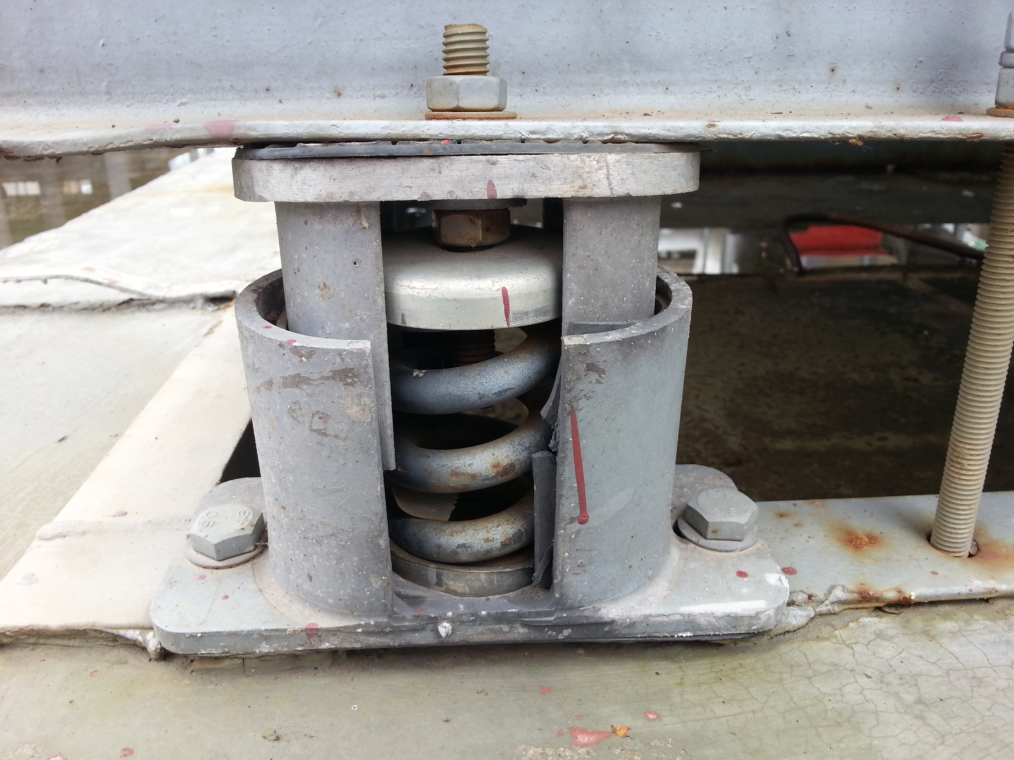 风机基础上这个弹簧减震的东西专业点叫什么?